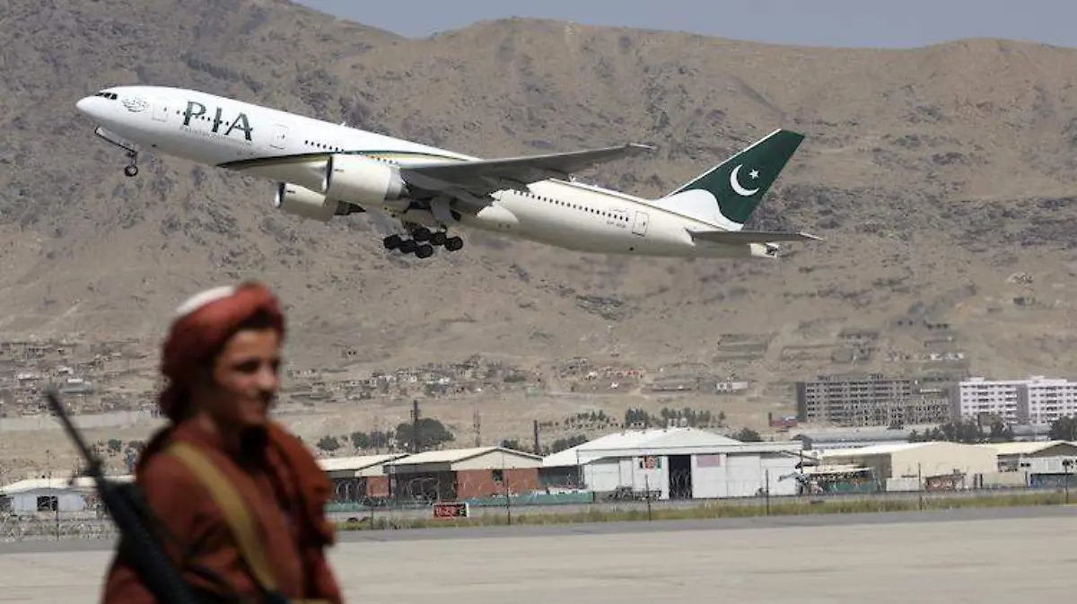 Aterriza primer vuelo comercial en Kabul tras toma del Talibán